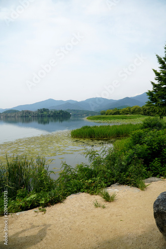 Fotografía Calm scenery given by mountains, rivers, and lotus flowers in Dumulmeori, vertic