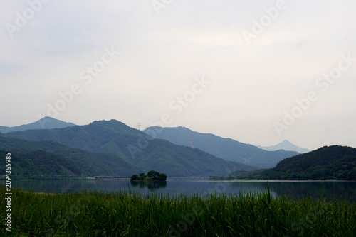 Foto The lines and grandeur drawn by overlapping mountains, and the smoothness and th