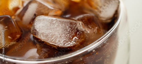 Foto Macro Close Up of cola bubbles and ice cubes background