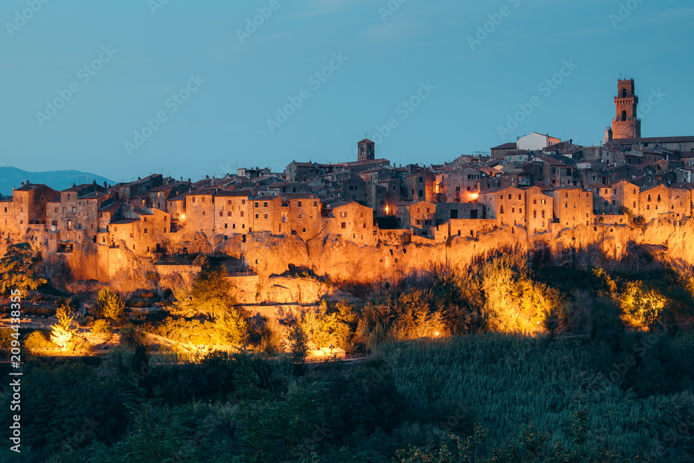 Obraz premium Medieval town of Pitigliano at twilight, Tuscany, Italy