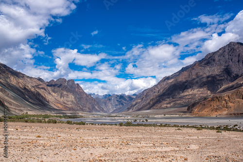 Foto Wide panorama of Nubra Valley with mountains and riverbed in Ladakh