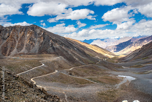 Φωτογραφία Winding dirt road and hairpin turns in a mountain valley of Ladakh