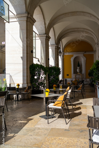 Fotografi A vertical shot of an elegant outdoor café terrace tucked beneath the historic s