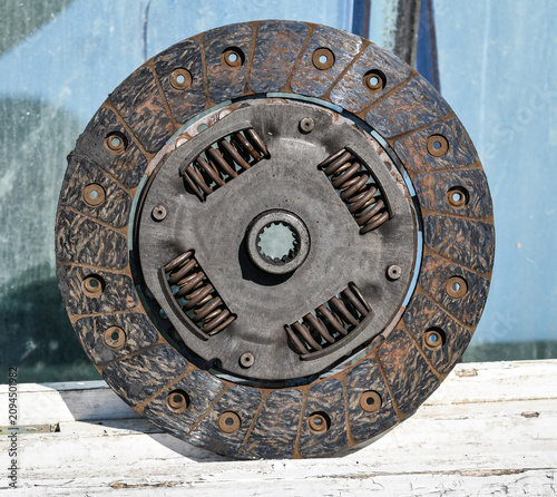 Fotografía A clutch plate (or friction disc) is a critical component in manual transmission vehicles that transfers power from the engine to the transmission