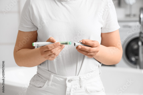 Woman holding an insulin pe...