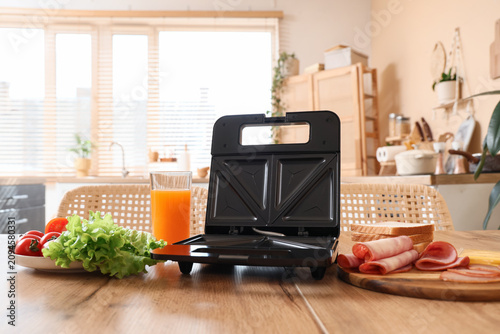Modern sandwich maker with ...