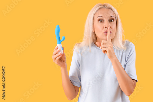 Mature woman with vibrator ...