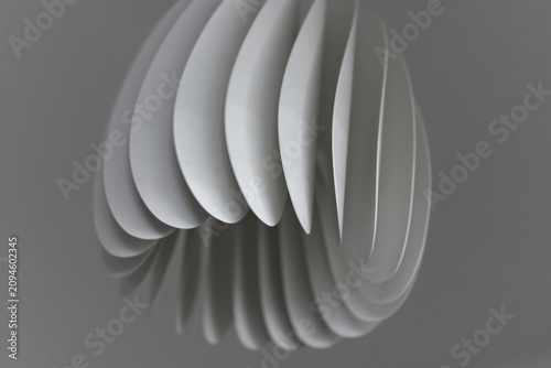 Abstrakte weiße Formen – geschwungene Linien, organische Struktur und minimalistisches Design einer Lampe 