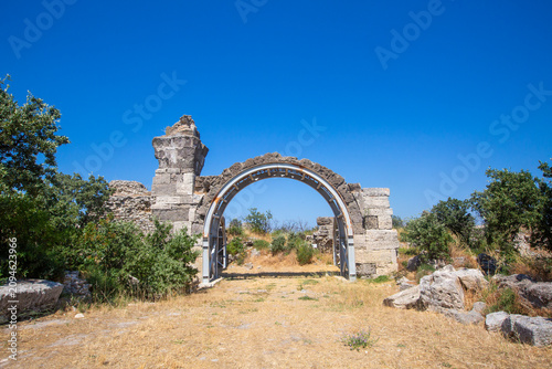Ancient stone arch ruins wi...