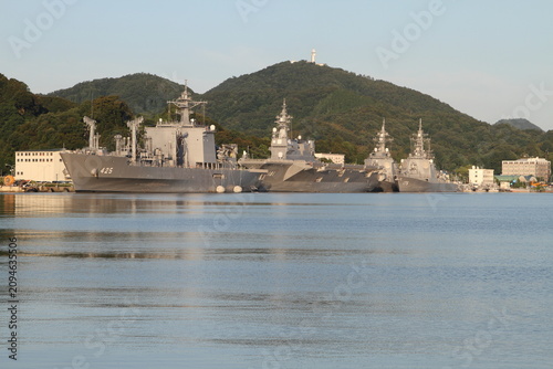 舞鶴港に停泊する護衛艦