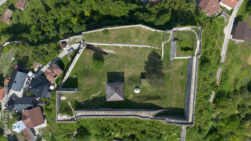 Foto Aerial View of Historic Jajce Fortress with Bosnian Flag in Bosnia and Herzegovi