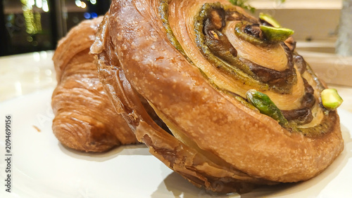 Εκτύπωση καμβά plain croissiant with pain aux pistachio