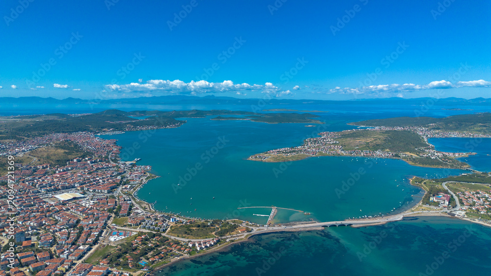 Obraz premium Panoramic aerial drone view of Cunda Alibey Island and the connecting bridge in Ayvalik Turkey