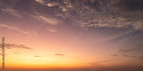 Foto Beautiful sunset sky background with soft pastel purple clouds and bright golden