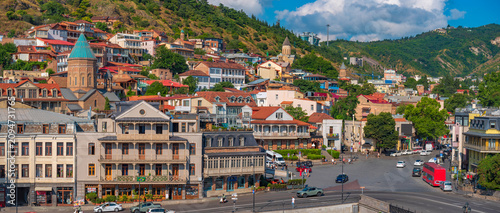 Foto Old Tbilisi city panorama with Meidan square and red tour bus in Georgia