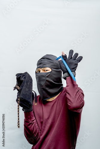 Canvastavla Thief wearing balaclava holding crowbar