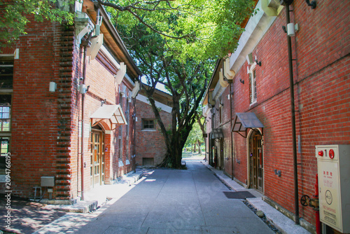 Tableau sur toile TAIPEI, TAIWAN – FEBRUARY 15, 2022: Scenic view of a pathway between historical brick buildings at Huashan 1914 Creative Park