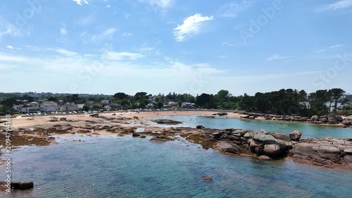 Magnifique vue sur la côte de granit rose depuis les airs à Trégastel
