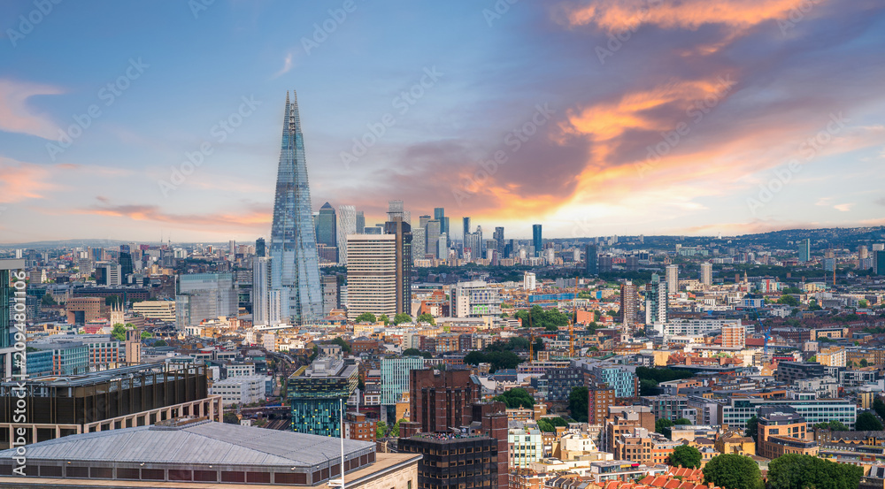 Obraz premium London skyline with modern and traditional English architecture