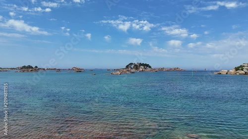 Magnifique vue sur la côte de granit rose depuis les airs à Trégastel