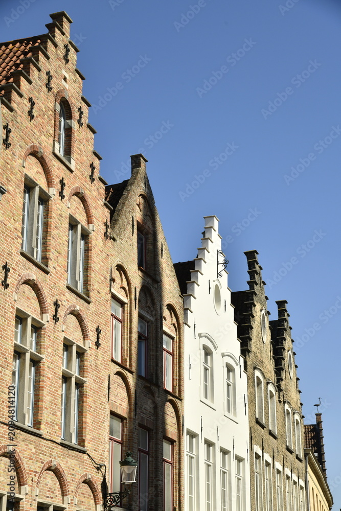 Obraz premium L'architecture typique à pignon parfois dentée des façades médiévales à Bruges 