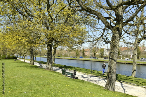 Fotografie Promenade le long de l'eau à Bruges (Brugge)