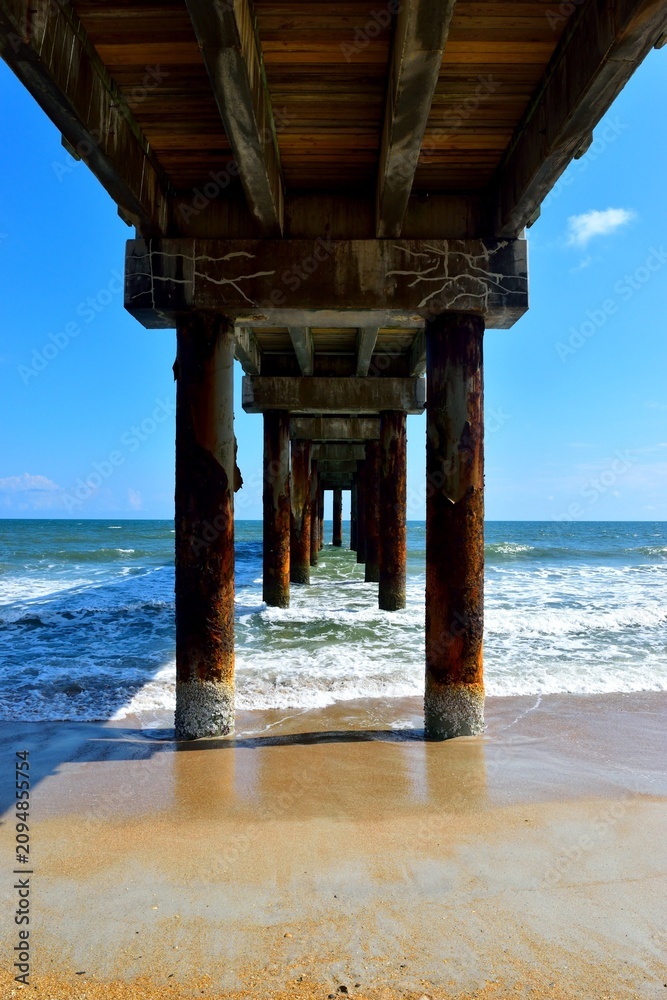 Fototapeta premium pier on the beach