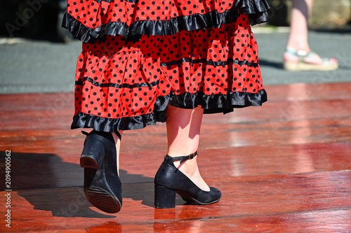 Obraz na plátně Une robe de danse de flamenco de Séville rouge et noire à pois, lors d'un festiv