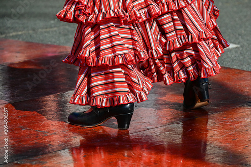 Obraz na plátně Une robe de flamenco de Séville rouge lors d'un festival andalou