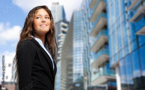 Cuadro en lienzo Young businesswoman aspiring to success in the city