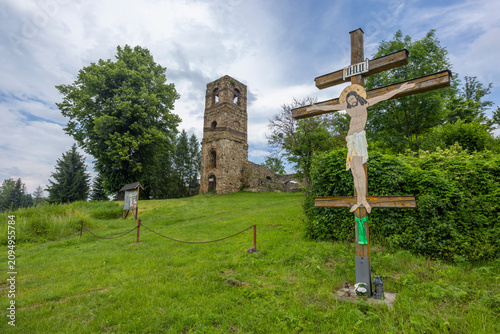 Fotografía Christian crucifix and Saint Basil monastery ruins, Krasny Brod