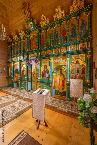 Foto Orthodox iconostasis inside wooden church in Komancza, Poland