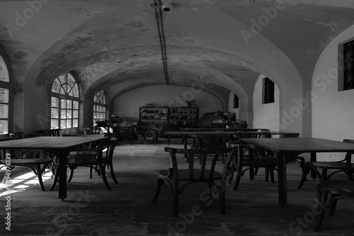 Quadro su tela Ancienne salle voûtée avec tables et mobilier traditionnel dans un bâtiment hist