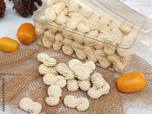 Fotografía Indonesian sweet cookies, known as semprit or kue sagu, spilling from a clear cookie jar