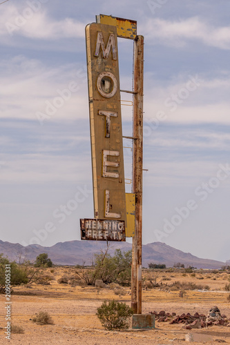 Quadro su tela Motel sign abandoned desert faded neon hotel roadside