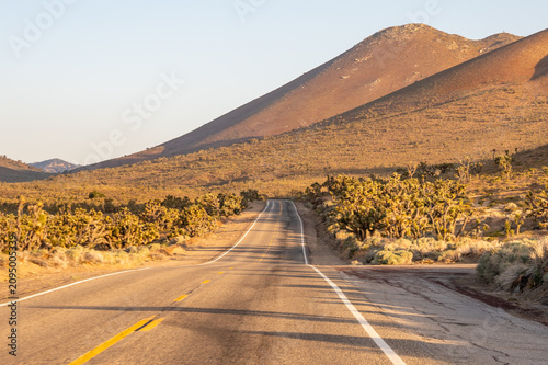 Obraz na plátně Desert mountain road sunrise sunset lonely dusty desolate highway nowhere