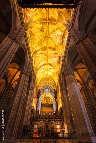Foto Golden glowing ceiling beams extend through church nave to altar
