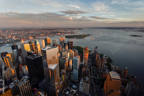 Cuadro en lienzo Aerial view of lower tip of Manahattan Island and Hudson river with tops of buil