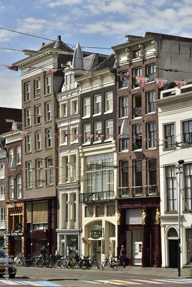 Obraz premium Façades parfois penchée vers l'avant des immeubles typiques à Amsterdam (Hollande)