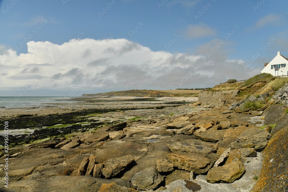 Fototapeta premium Le littoral accidenté vers le cap Gris Nez à la Côte d'Opale à Audresselle en France 