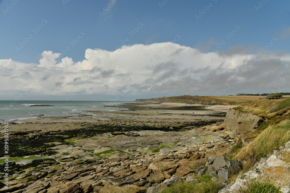 Fototapeta premium Le littoral accidenté vers le cap Gris Nez à la Côte d'Opale à Audresselle en France 