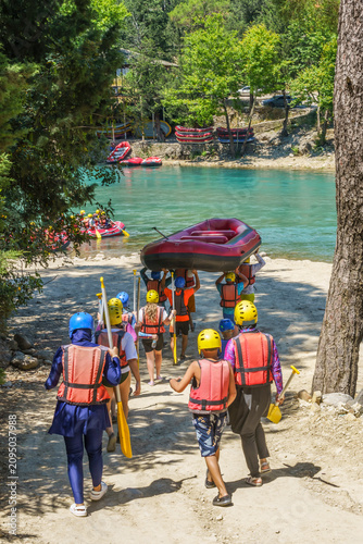 Fotografía Group of individuals carrying a raft towards the Koprucay River in Antalya, Turk
