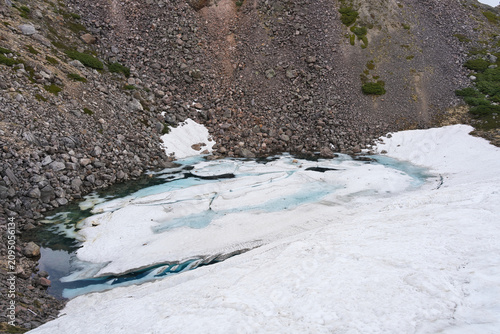 Foto 夏山の岩間に残る氷雪の名残