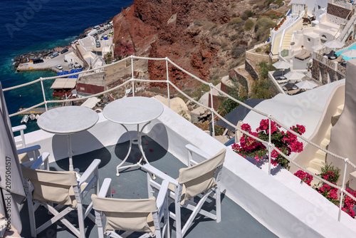 Fotografie Terrace in Oia with amazing view of sunset over caldera in Santorini Island