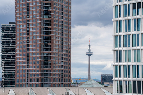Принти на полотні Messeturm mit Fernmeldeturm im Hintergrund in Frankfurt