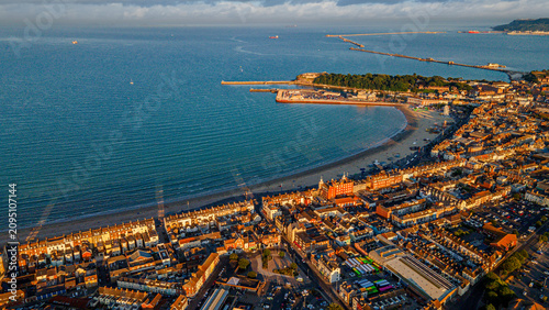 Foto High angle aerial view of weymouth bay beach and town at sunset