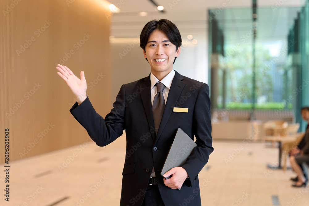 Fotografie エントランスで案内するホテルスタッフ
