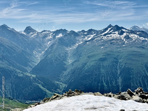 Foto View from the Sidelhorn summit above the Grimsel Pass across a deep