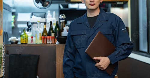 Canvas-taulu 飲食店の中に立つ業者