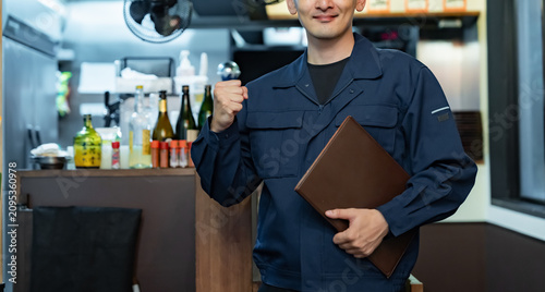 Valokuva 飲食店の中に立つ業者